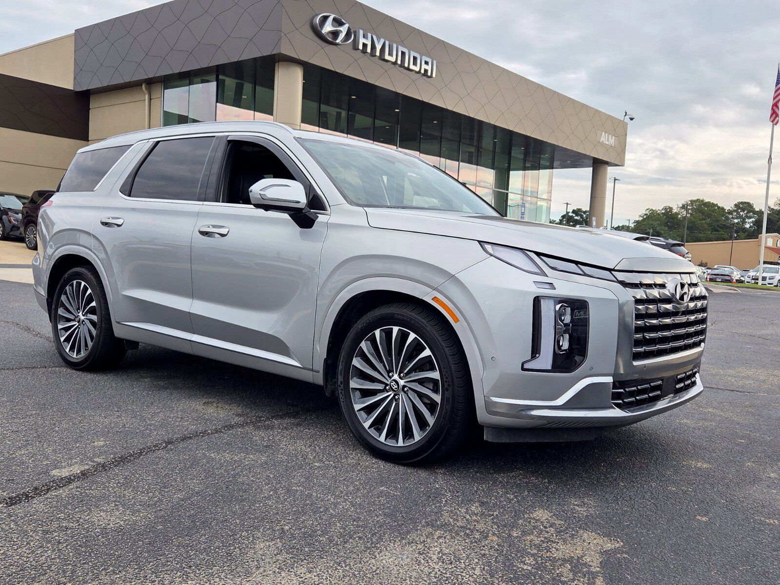 Used 2023 Hyundai Palisade Calligraphy FWD image 1