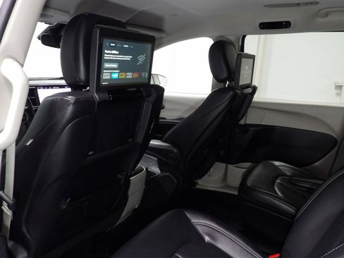 Used 2022 Chrysler Pacifica Touring-L w/ Uconnect Theater Family Group image 17