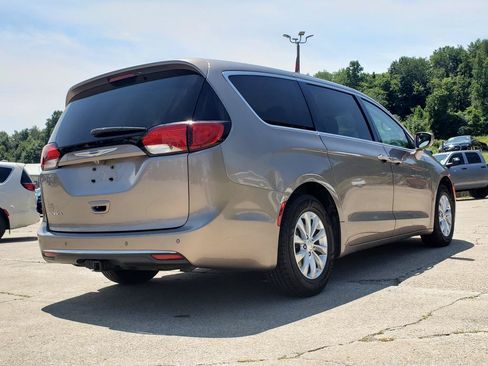Used 2018 Chrysler Pacifica Touring Plus FWD image 3