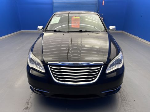 Used 2011 Chrysler 200 Limited FWD image 3