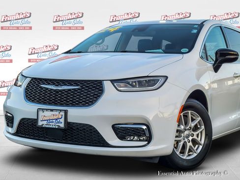 Used 2024 Chrysler Pacifica Touring-L image 2