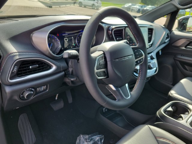 New 2027 Chrysler Pacifica Select FWD image 7