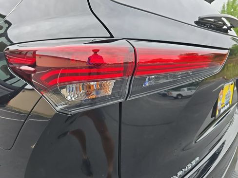 Certified 2025 Toyota Highlander Limited AWD/4WD image 40