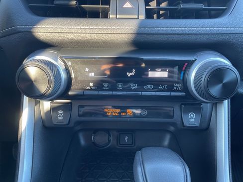 Used 2020 Toyota RAV4 LE image 21