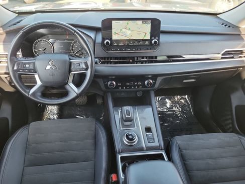 Used 2023 Mitsubishi Outlander SE FWD image 6