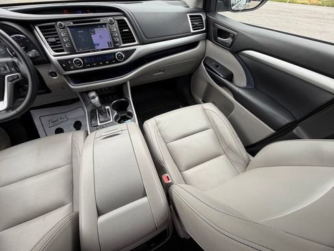 Used 2018 Toyota Highlander XLE AWD/4WD image 12