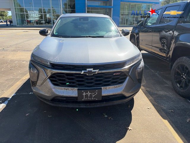 Used 2025 Chevrolet Trax RS w/ Sunroof Package FWD image 2