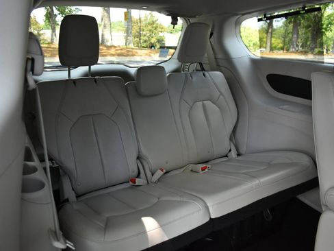 Used 2018 Chrysler Pacifica Touring-L FWD image 29