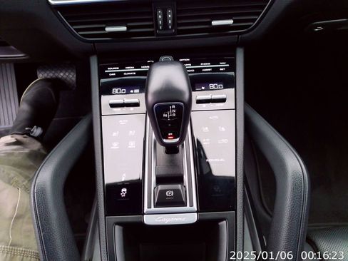 Used 2023 Porsche Cayenne Platinum Edition image 25