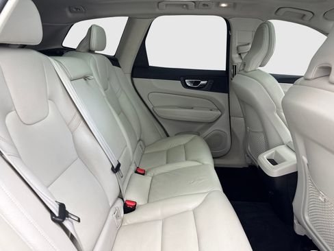 Used 2022 Volvo XC60 B5 Momentum w/ Protection Package Premier image 46
