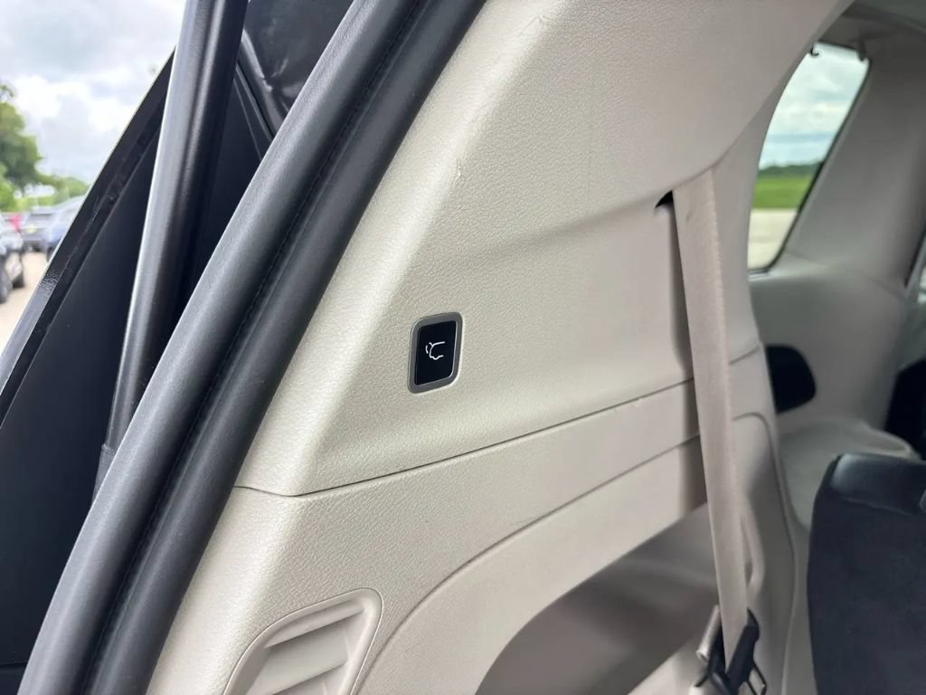 Used 2022 Chrysler Pacifica Touring-L FWD image 23