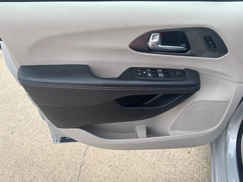Used 2024 Chrysler Pacifica Touring-L FWD image 12