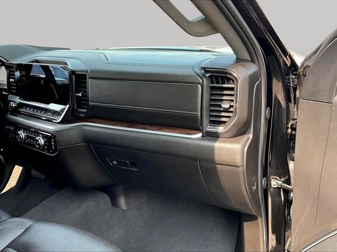 Used 2025 GMC Sierra 1500 SLT AWD/4WD image 19