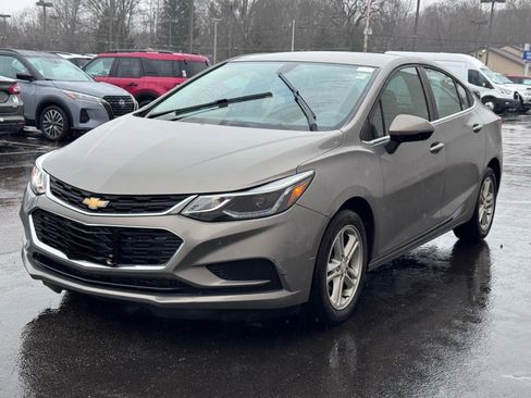 Used 2018 Chevrolet Cruze LT image 2
