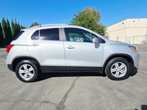 Used 2020 Chevrolet Trax LT w/ LT Convenience Package FWD image 3