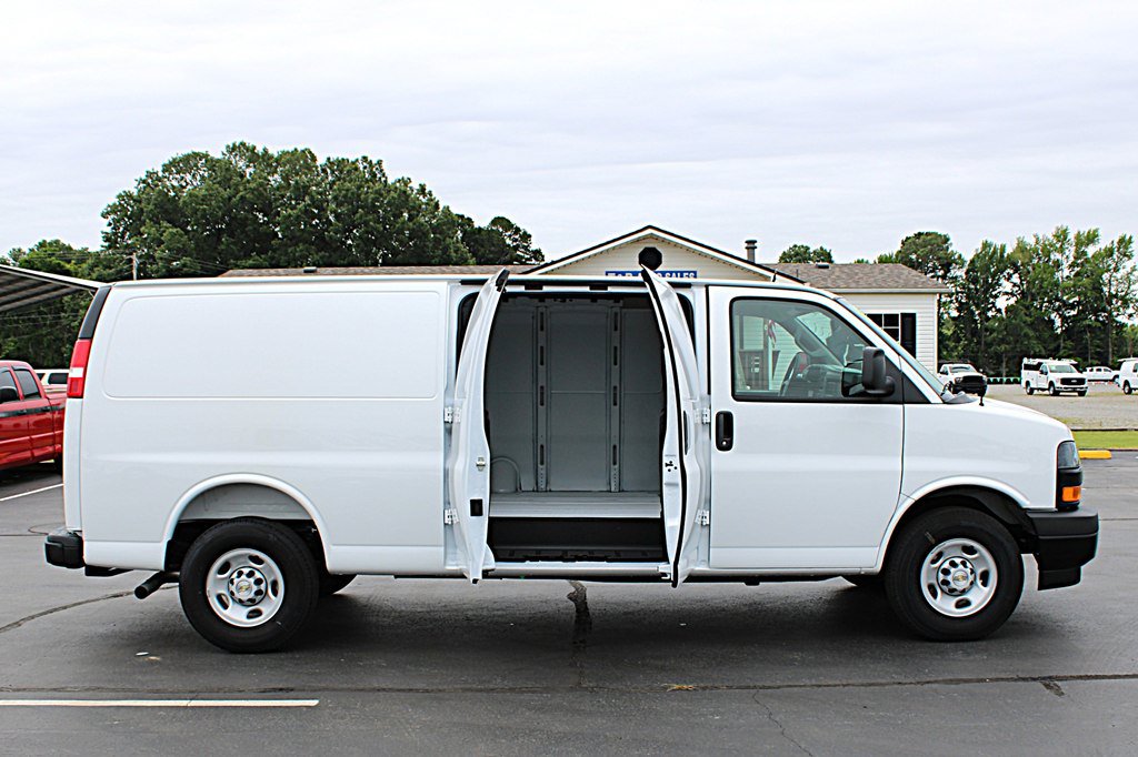 Used 2025 Chevrolet Express 3500 Extended w/ Driver Convenience Package RWD image 8