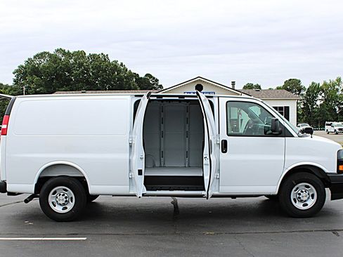 Used 2025 Chevrolet Express 3500 Extended w/ Driver Convenience Package RWD image 8