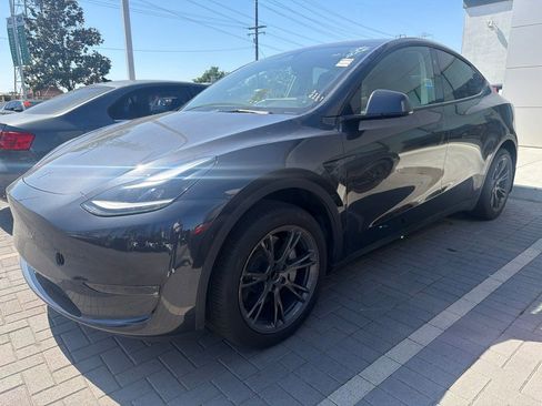 Used 2025 Tesla Model Y Long Range RWD image 2