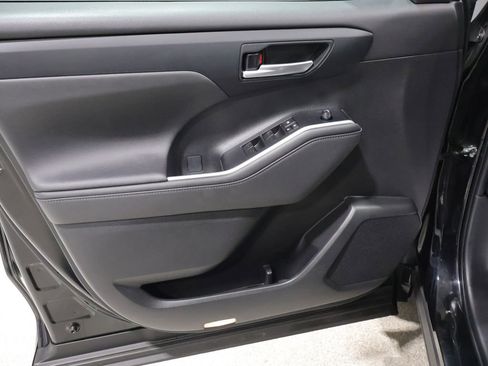 Used 2023 Toyota Highlander XLE AWD/4WD image 13