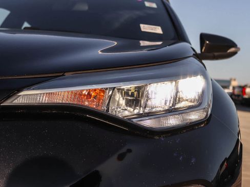 Used 2020 Toyota C-HR XLE FWD image 7