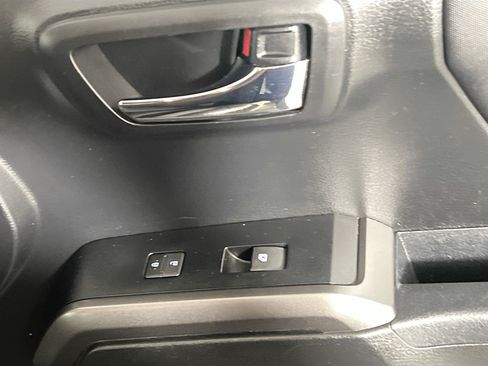 Used 2019 Toyota Tacoma TRD Sport AWD/4WD image 31