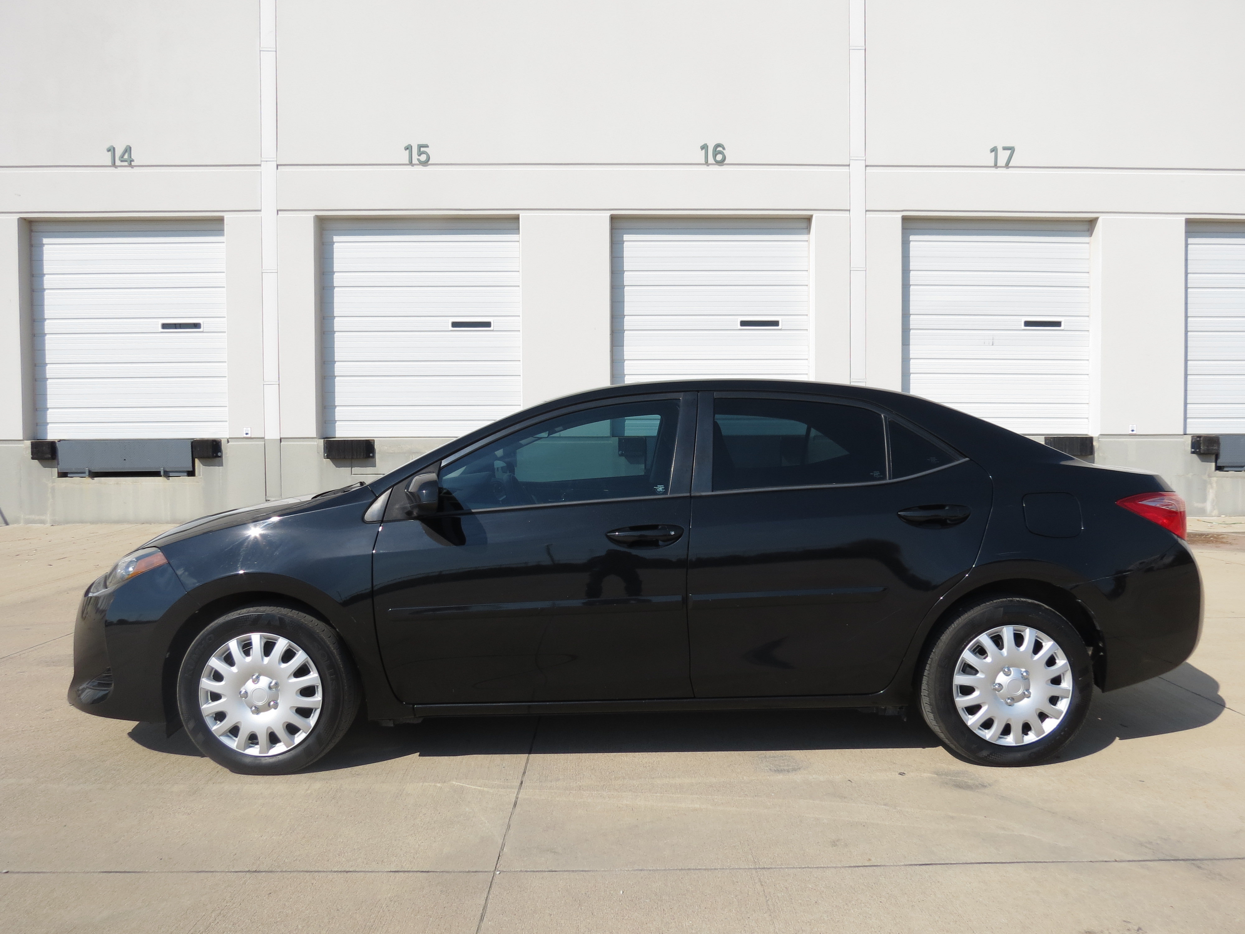 Used 2017 Toyota Corolla LE FWD image 3