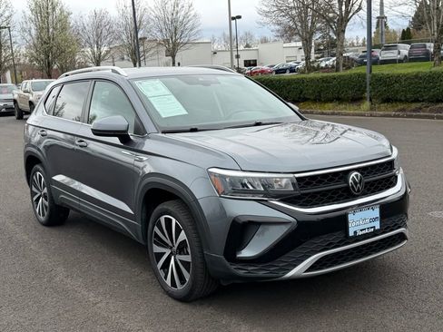 Used 2024 Volkswagen Taos SE image 2