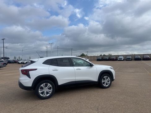 Used 2025 Chevrolet Trax LS image 15