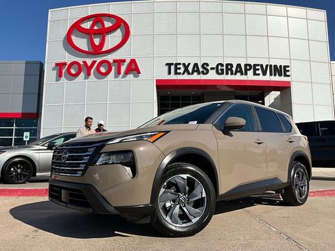 Used 2025 Nissan Rogue SV image 2