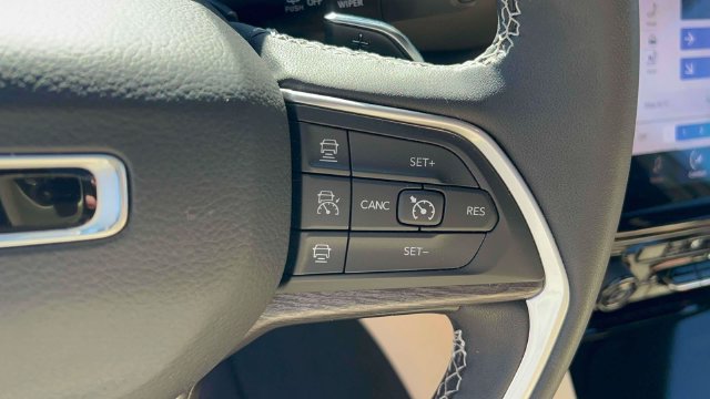 Used 2023 Jeep Grand Cherokee Limited w/ Luxury Tech Group II AWD/4WD image 27