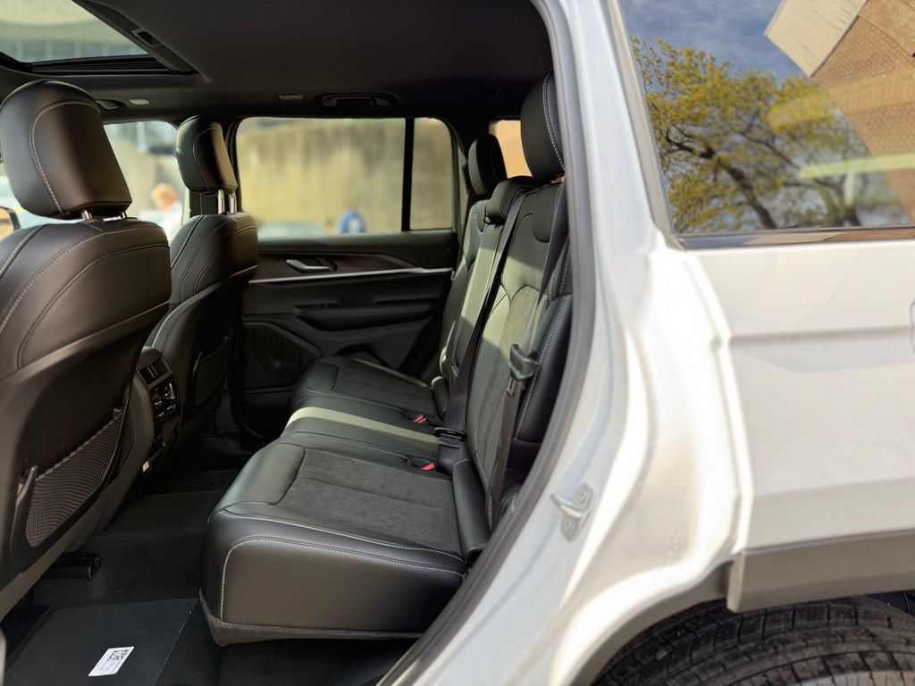 New 2026 Jeep Grand Cherokee Altitude AWD/4WD image 21