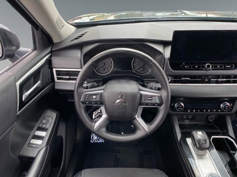 Used 2025 Mitsubishi Outlander AWD image 12