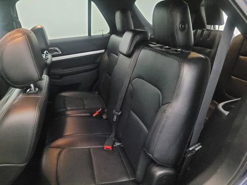 Used 2017 Ford Explorer XLT w/ Equipment Group 202A AWD/4WD image 18