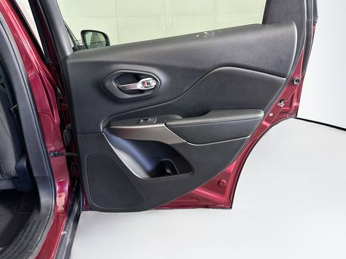 Used 2019 Jeep Cherokee Latitude w/ Popular Appearance Group image 28