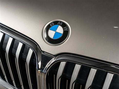 Used 2021 BMW 740i w/ Premium Package RWD image 13