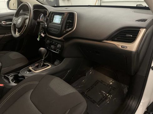 Used 2016 Jeep Cherokee Latitude FWD image 21