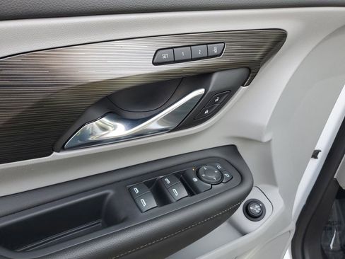 Used 2024 GMC Terrain SLT image 14