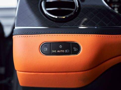 Used 2025 Bentley Bentayga image 55