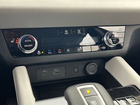 New 2025 Mitsubishi Outlander SEL image 32