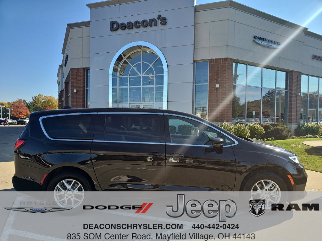 Used 2025 Chrysler Pacifica Select FWD image 1