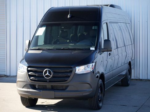 Used 2024 Mercedes-Benz Sprinter 2500 image 41