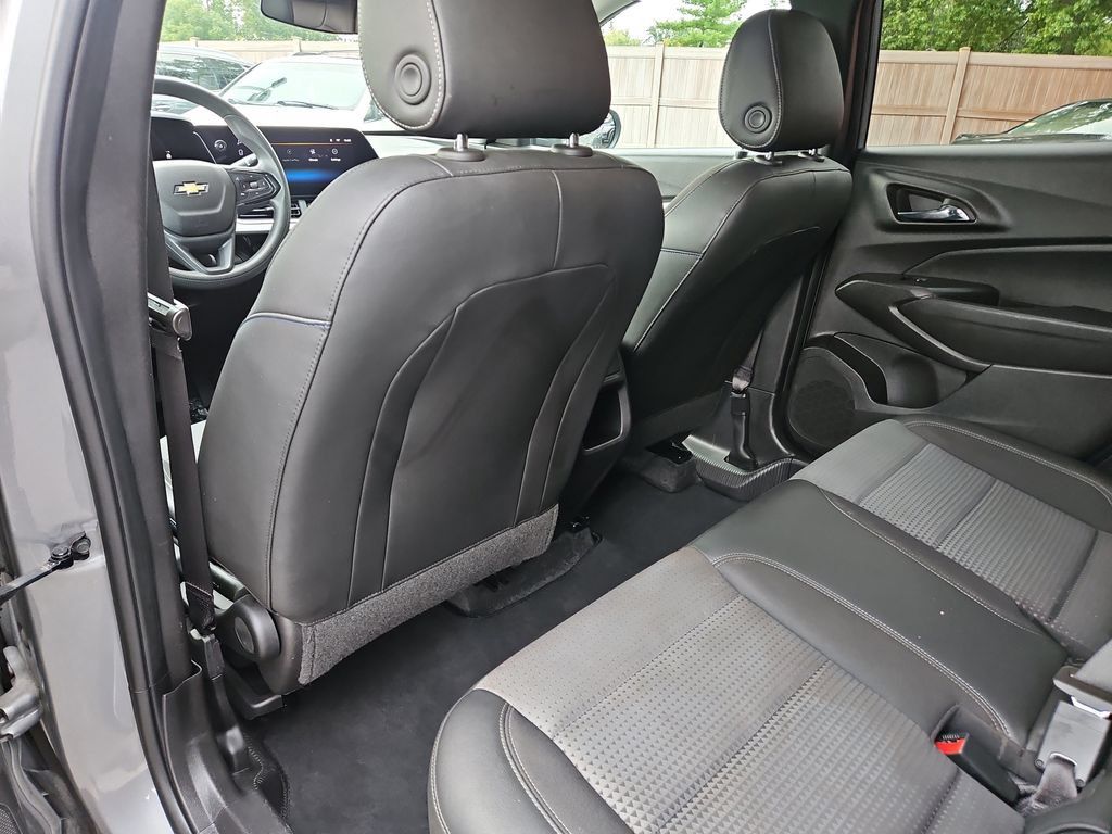 Used 2025 Chevrolet Trax LT FWD image 17