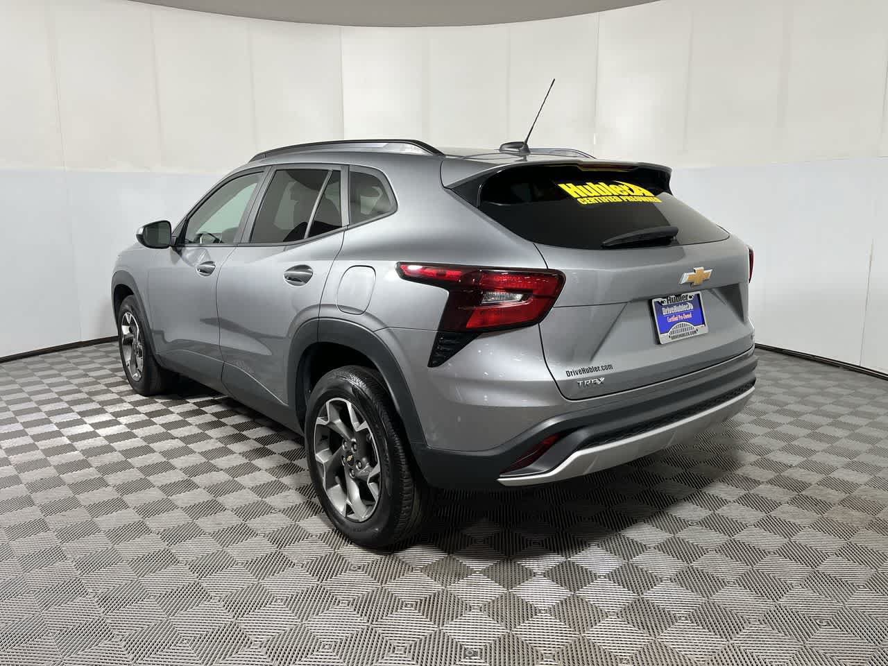 Used 2025 Chevrolet Trax LT FWD image 6