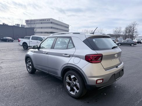 Used 2024 Hyundai Venue SEL image 3