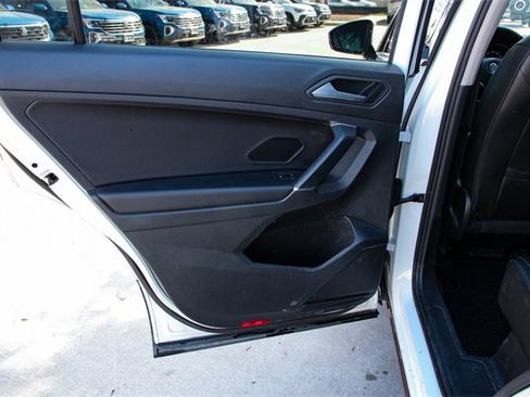 Used 2020 Volkswagen Tiguan SE w/ Panoramic Sunroof Package image 37