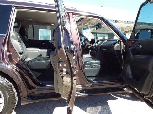Used 2014 INFINITI QX80 4WD w/ Deluxe Touring Package image 34