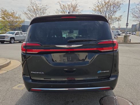 Used 2023 Chrysler Pacifica Touring-L FWD image 7