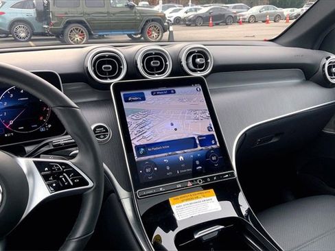 Used 2025 Mercedes-Benz GLC 300 4MATIC image 5