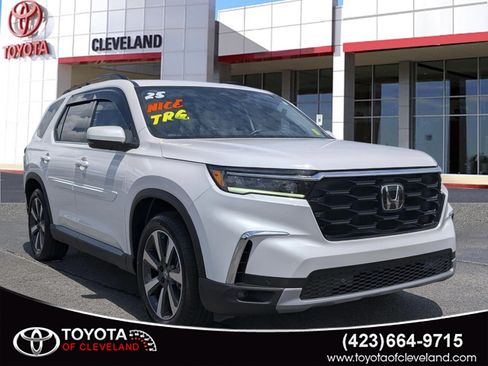 Used 2025 Honda Pilot Touring image 1
