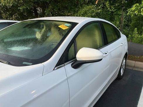 Used 2019 Ford Fusion SE FWD image 9